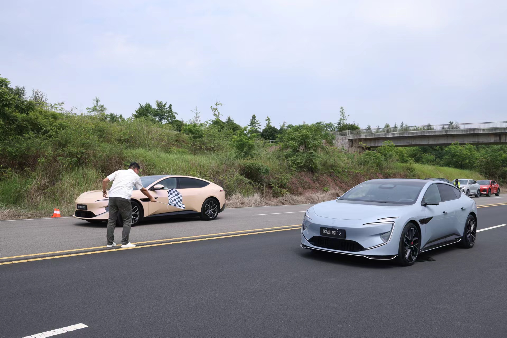 花大价钱建全世界的烂路，朱华荣亲自刷高环，长安想干啥？