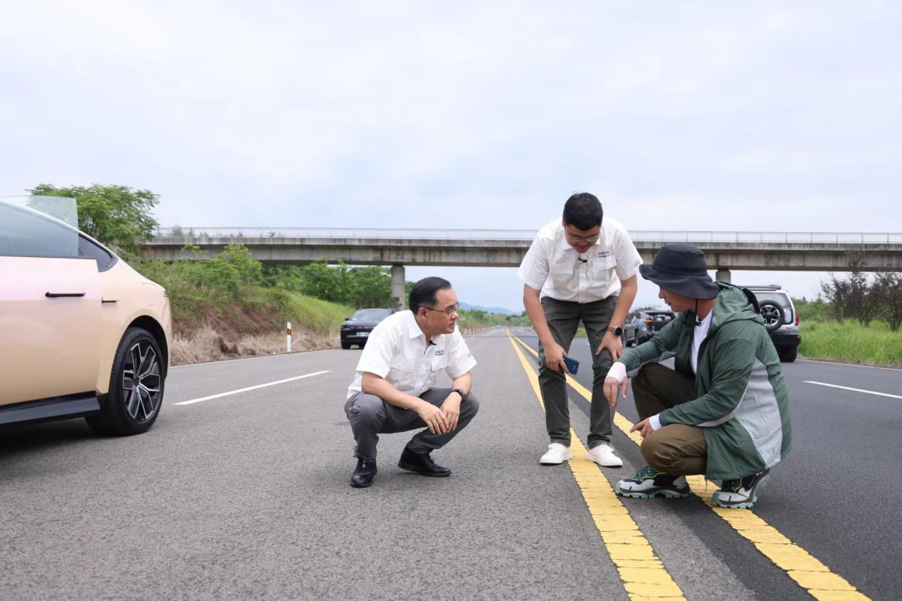 花大价钱建全世界的烂路，朱华荣亲自刷高环，长安想干啥？