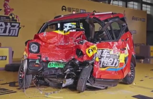 宏光MINI EV对撞老头乐，网友：槽点肯定有，但A柱没弯折