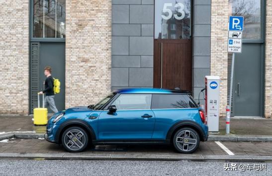 新款MINI COOPER SE正式发布,采用专属渐变色车顶