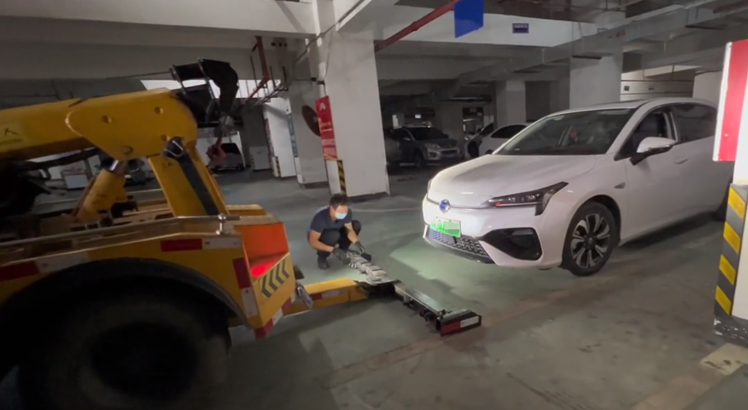 未及时换电池，埃安车主疑遭远程锁车，离大谱！！