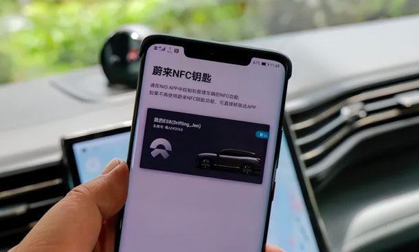 反向跨界做手机，李斌要不要吸取贾跃亭的教训？