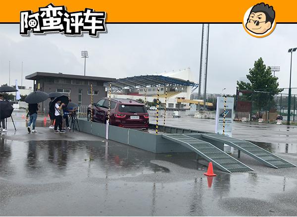 阿蛮评车：外面还在下暴雨 我猜你命里缺个指挥官