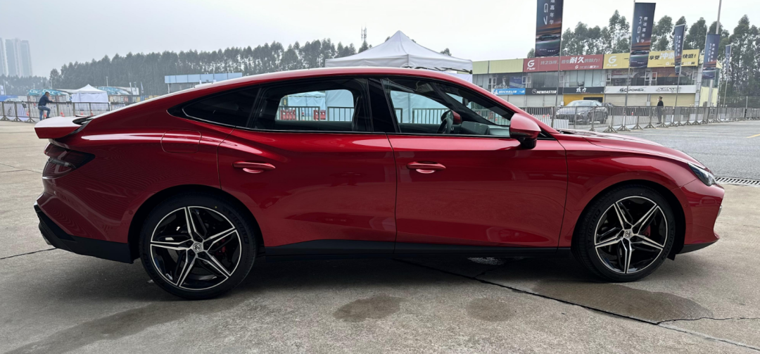 MG7动态首测，回头率贼高，三大件出彩，找回油车久违的乐趣！