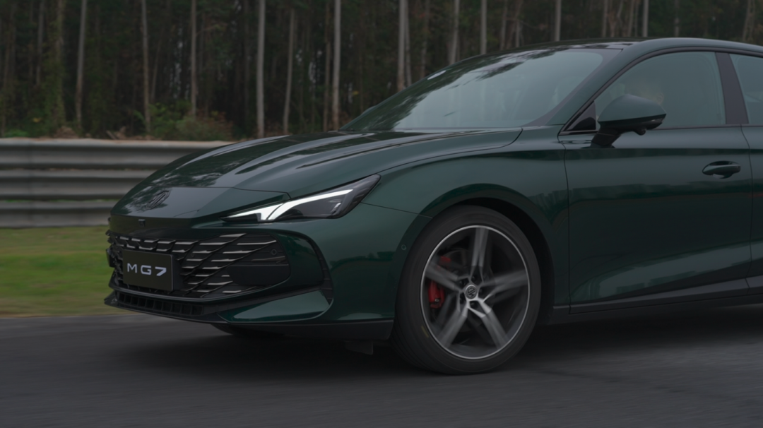 MG7动态首测，回头率贼高，三大件出彩，找回油车久违的乐趣！