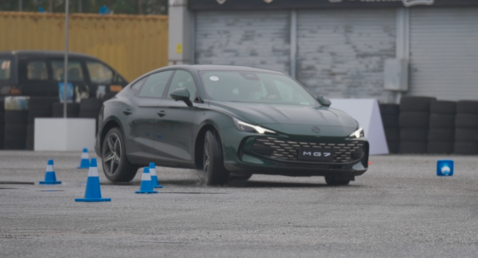 MG7动态首测，回头率贼高，三大件出彩，找回油车久违的乐趣！