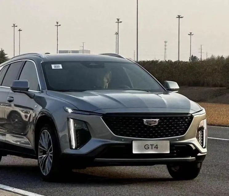 凯迪拉克GT4实车曝光：分体式大灯全新内饰，来抢合资车饭碗的？