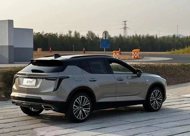 凯迪拉克GT4实车曝光：分体式大灯全新内饰，来抢合资车饭碗的？