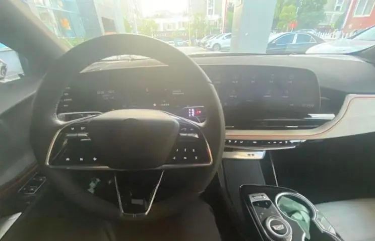 凯迪拉克GT4实车曝光：分体式大灯全新内饰，来抢合资车饭碗的？