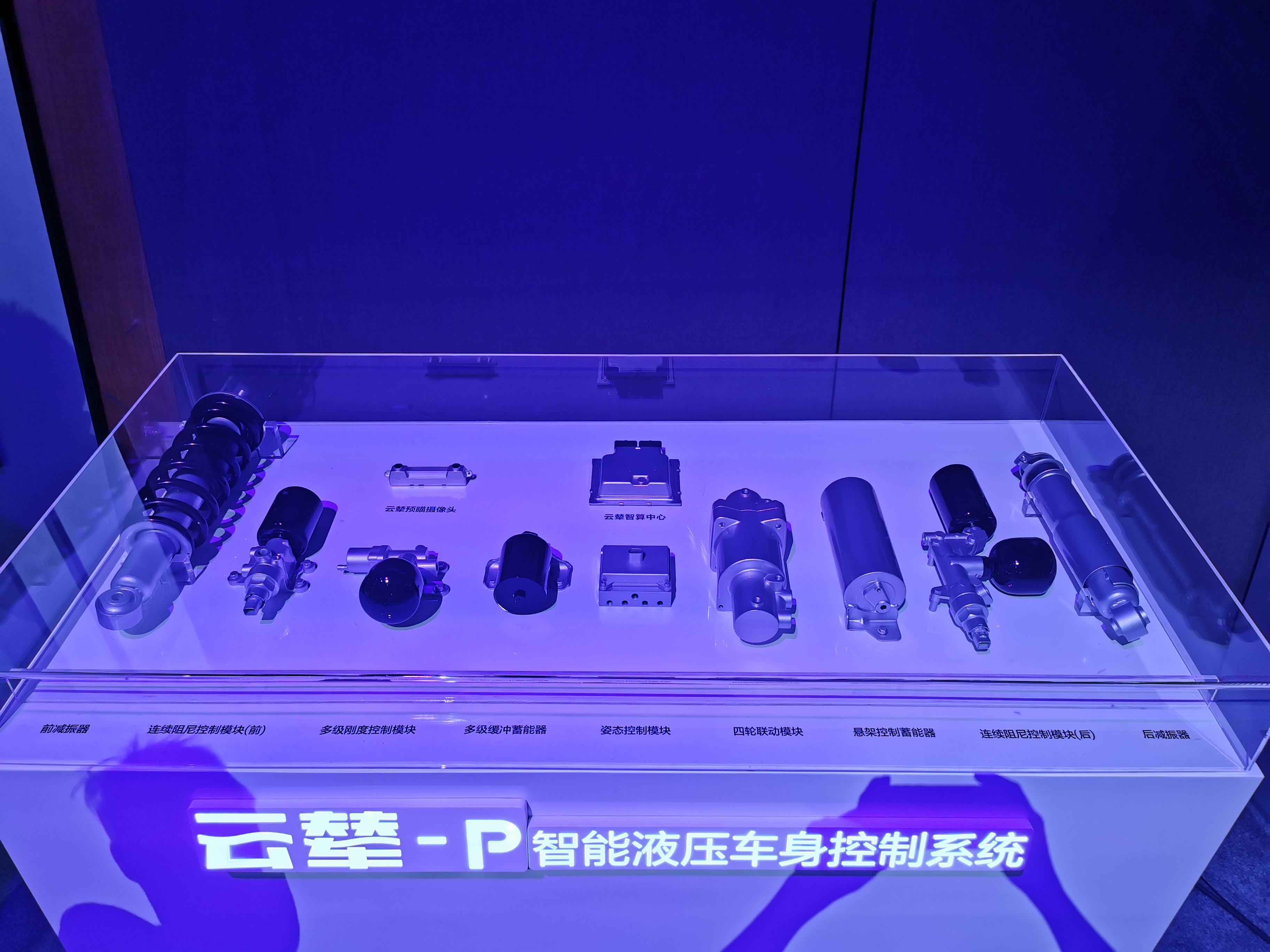 百万预售价,仰望U8配云辇-P,悬架“可硬可软可长可短”