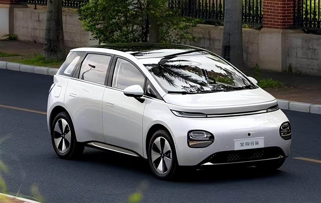 宝骏云朵要单挑比亚迪海豚？五菱这是和比亚迪杠上了