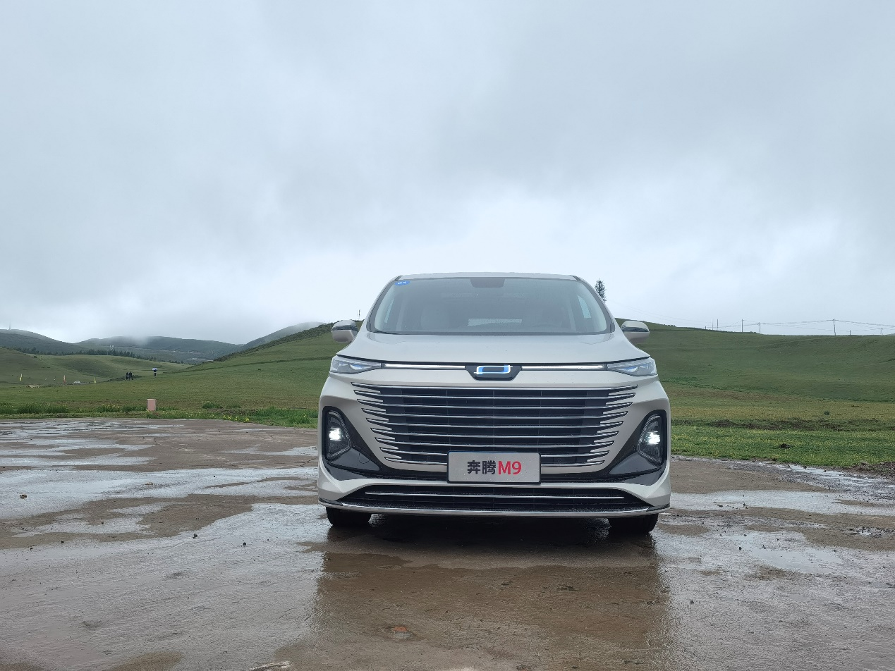 适合四季南北的大MPV,实拍体验奔腾M9:平顺好开,滤震好