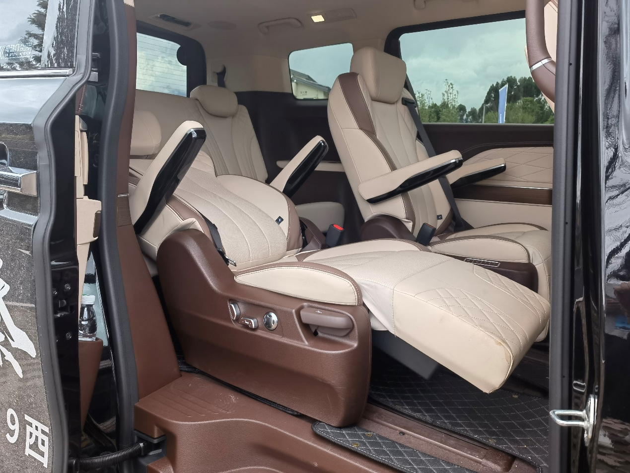 适合四季南北的大MPV,实拍体验奔腾M9:平顺好开,滤震好