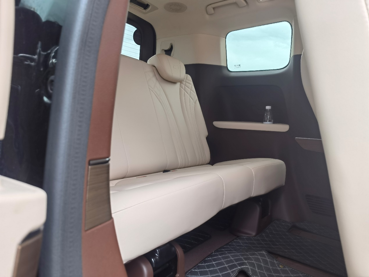 适合四季南北的大MPV,实拍体验奔腾M9:平顺好开,滤震好