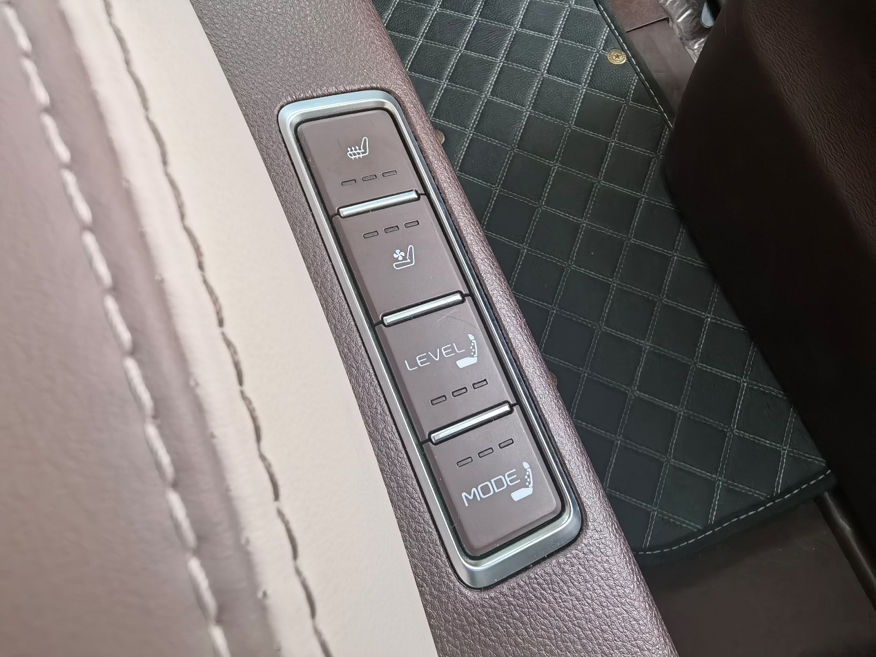 适合四季南北的大MPV,实拍体验奔腾M9:平顺好开,滤震好