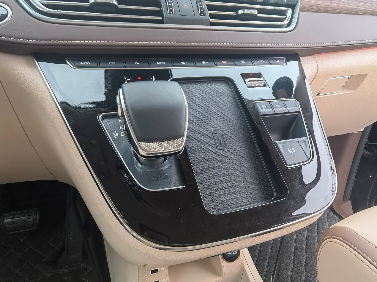 适合四季南北的大MPV,实拍体验奔腾M9:平顺好开,滤震好