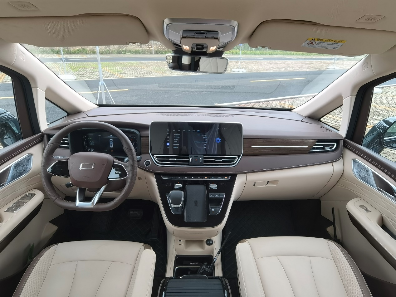 适合四季南北的大MPV,实拍体验奔腾M9:平顺好开,滤震好