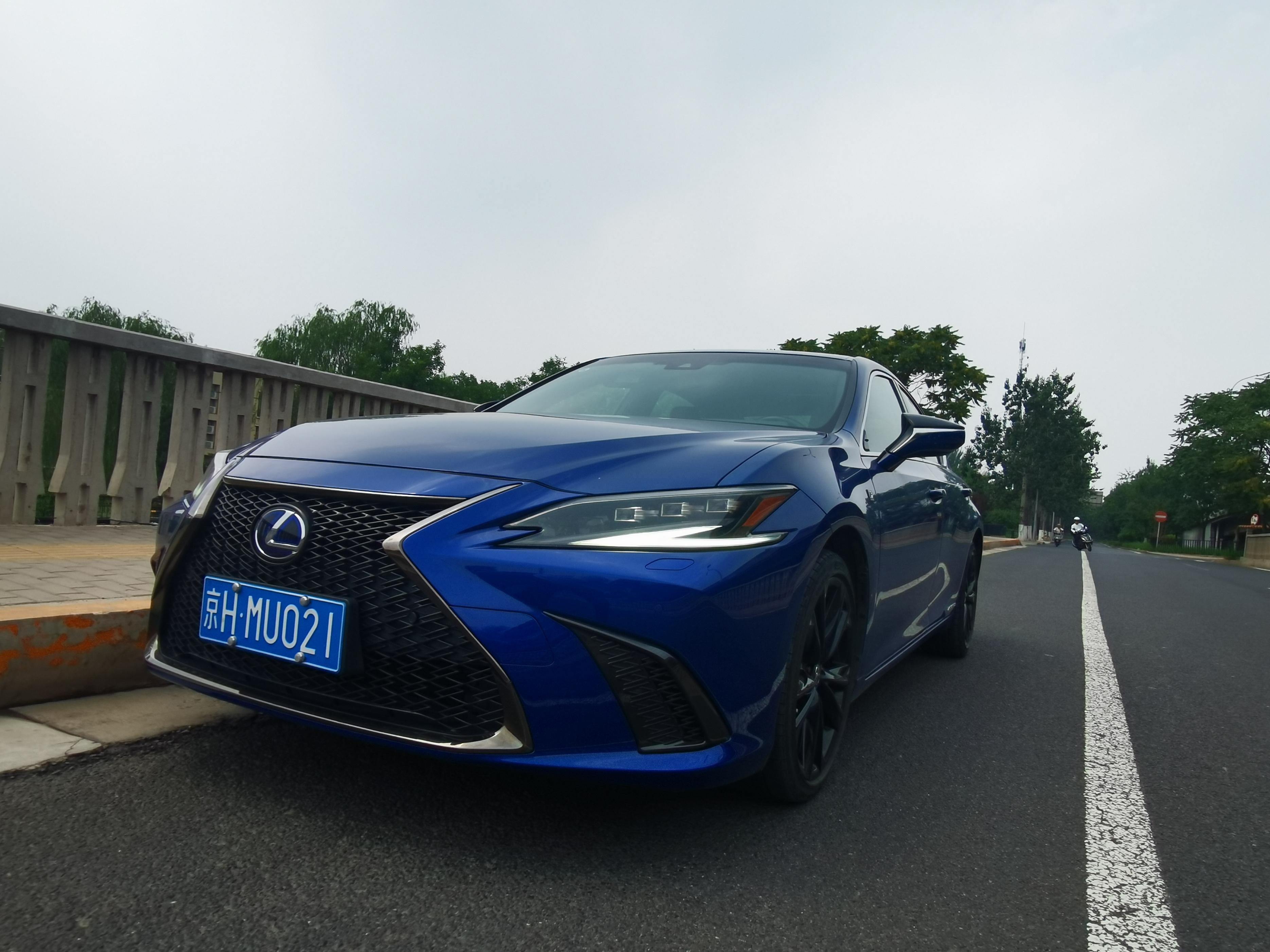 雷克萨斯ES300h F SPORT：混动+运动打造全新驾乘体验