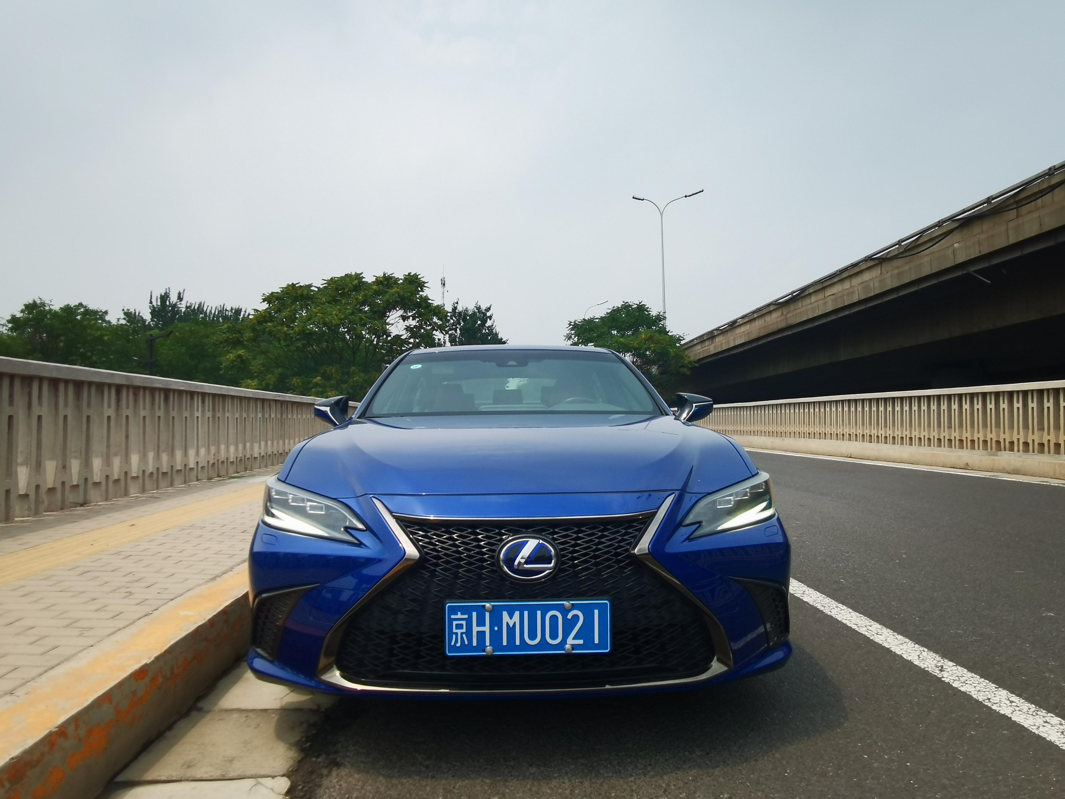 雷克萨斯ES300h F SPORT：混动+运动打造全新驾乘体验