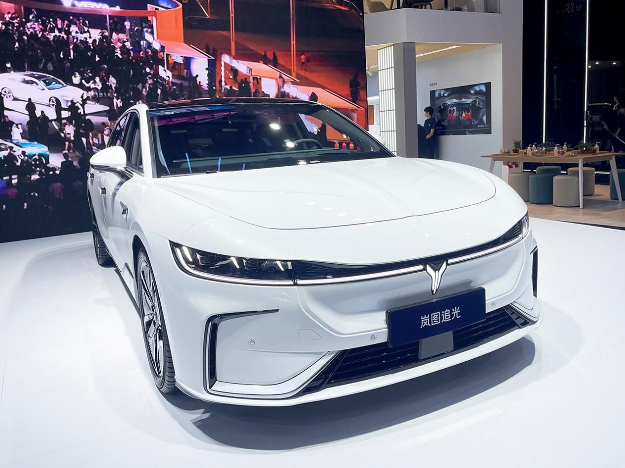 2023成都车展：3.8s破百、730km续航，实拍岚图追光