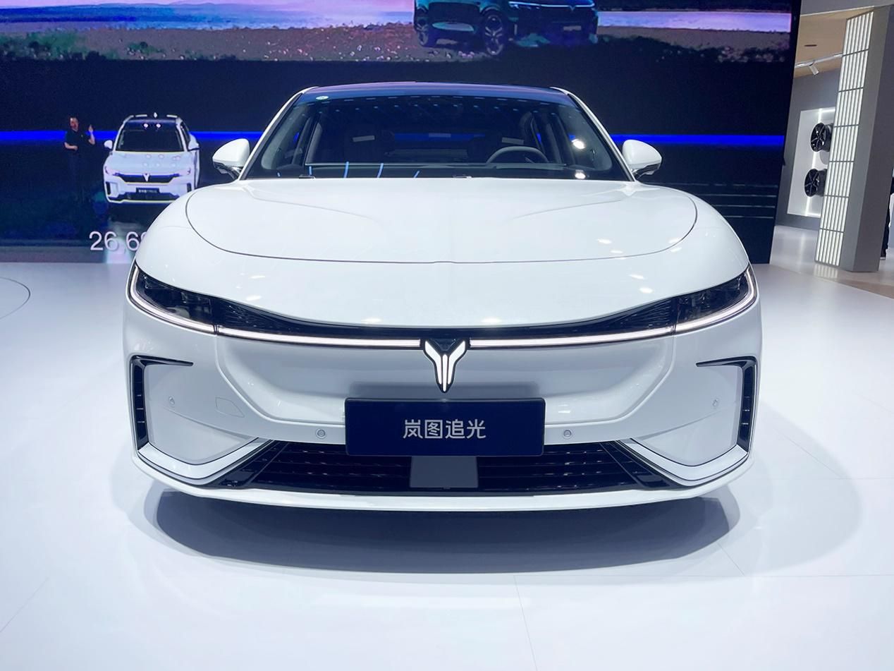 2023成都车展：3.8s破百、730km续航，实拍岚图追光