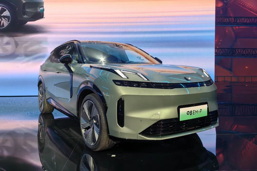 新能源中型SUV对比，领克08和护卫舰07掰手腕，谁更值得选？