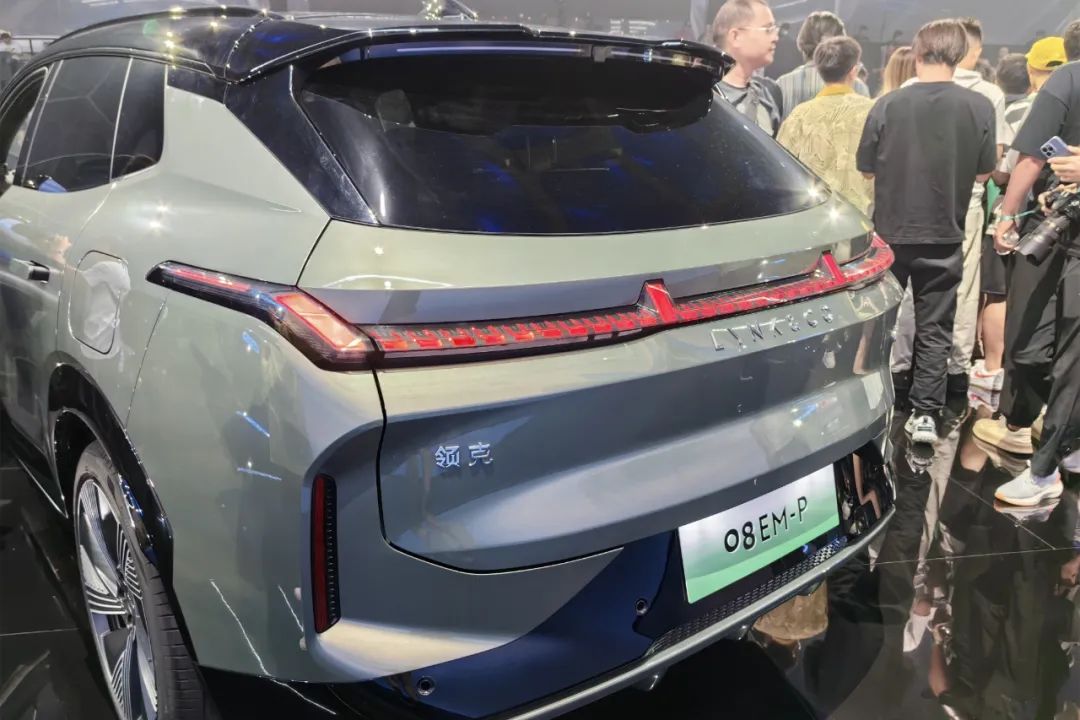新能源中型SUV对比，领克08和护卫舰07掰手腕，谁更值得选？