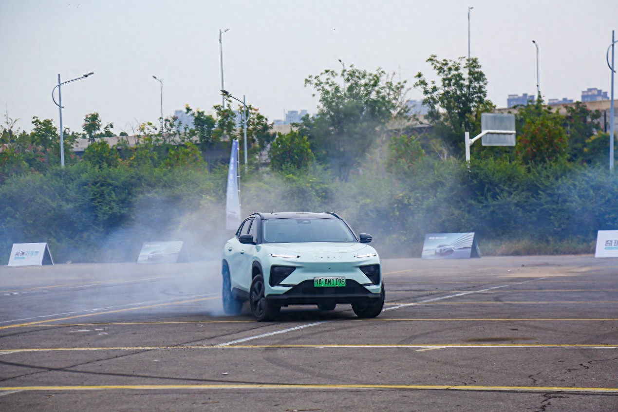 试驾完奇瑞舒享家，才发现有些“奶爸车”是在漫天要价？