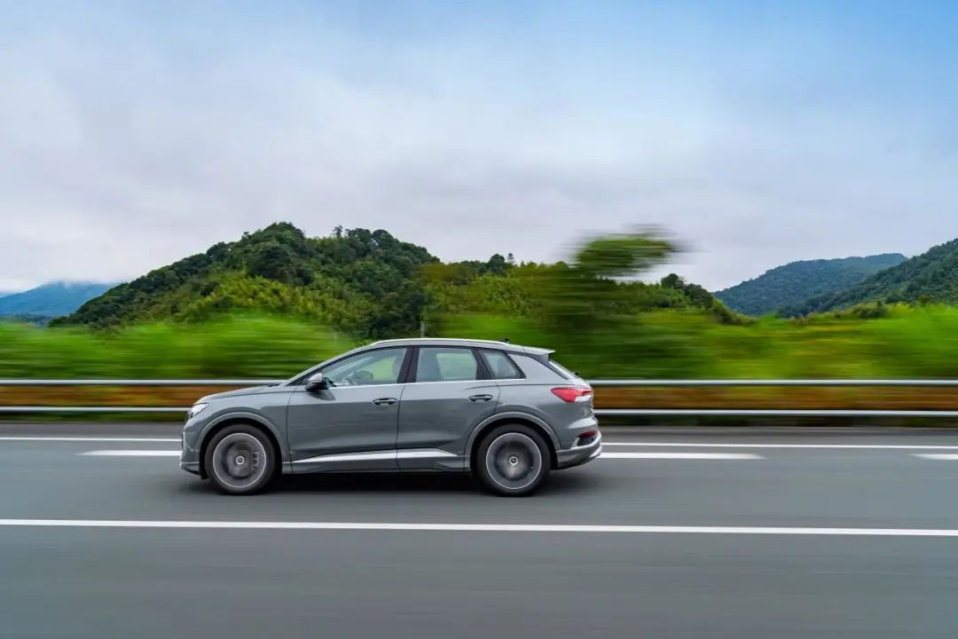 不装了！Q4 e-tron不输新势力？奥迪的机械质感yyds！