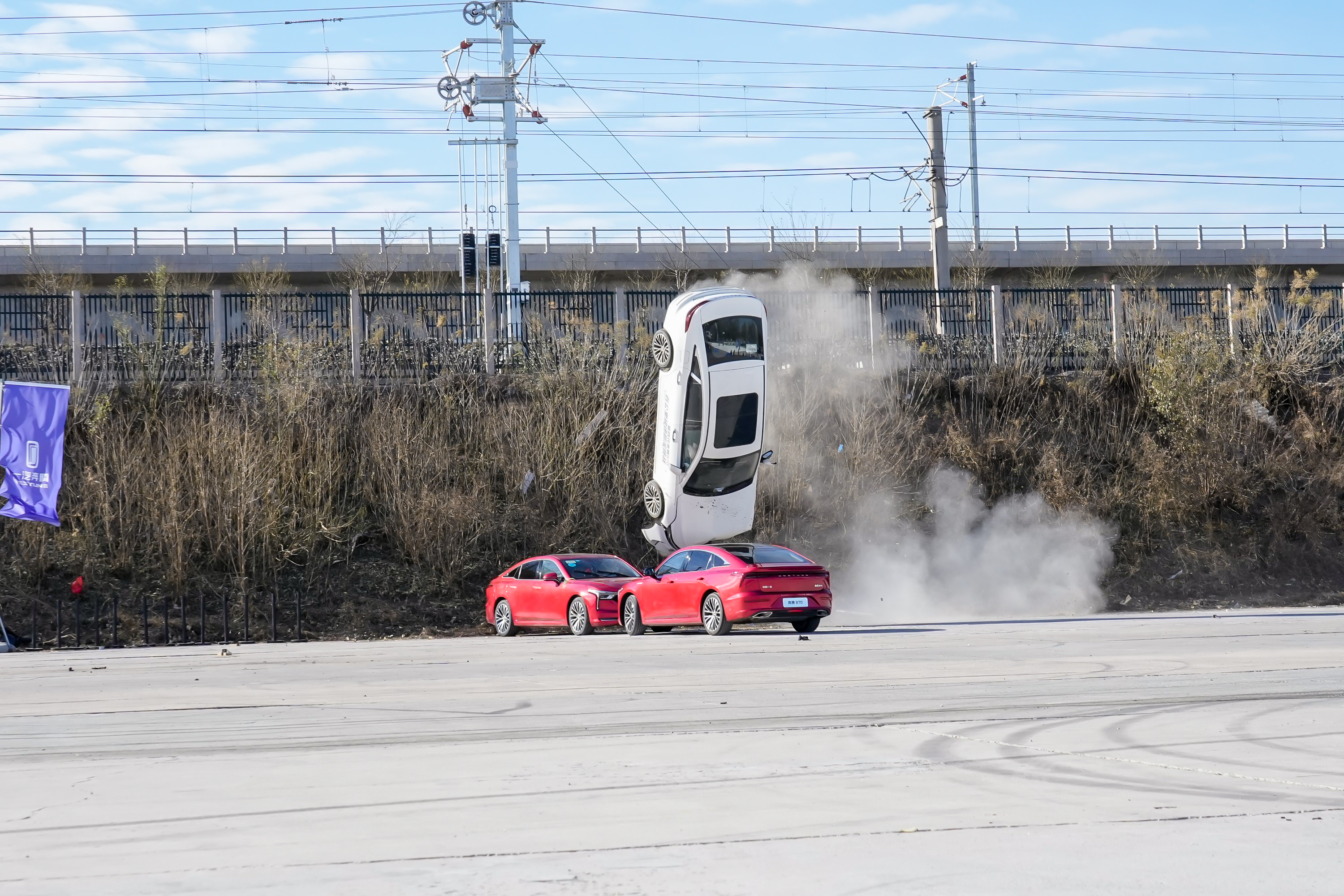 时速100km/h下的真实场景碰撞 第四代奔腾B70极速翻滚挑战成功