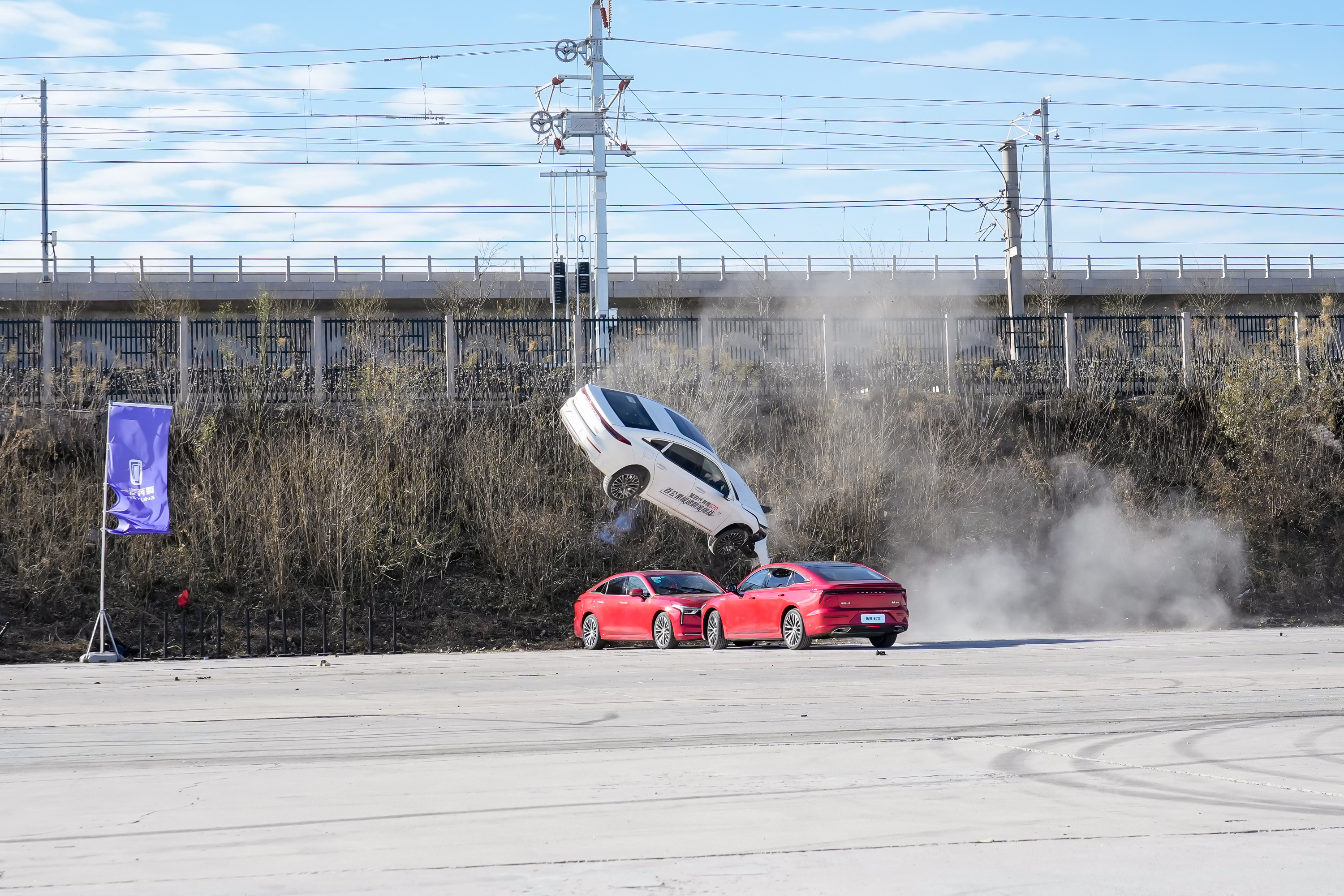 时速100km/h下的真实场景碰撞 第四代奔腾B70极速翻滚挑战成功