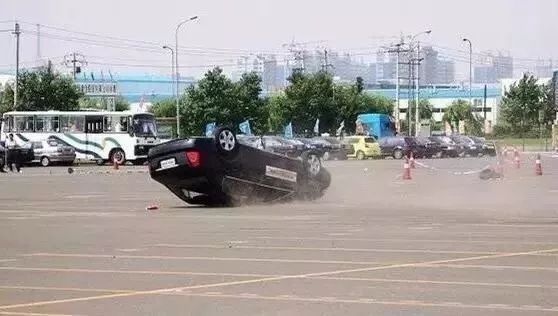 时速100km/h下的真实场景碰撞 第四代奔腾B70极速翻滚挑战成功