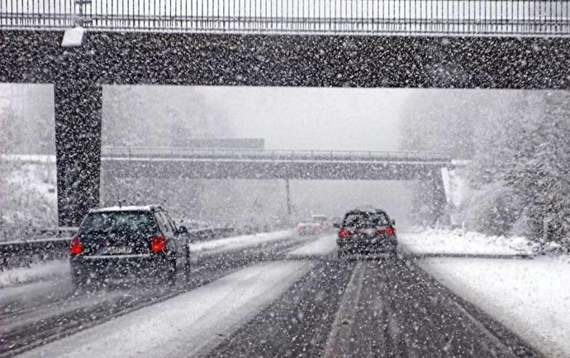 雪路行车打滑真可怕,开电车返乡的人需注意!