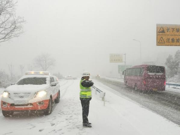 雪路行车打滑真可怕,开电车返乡的人需注意!