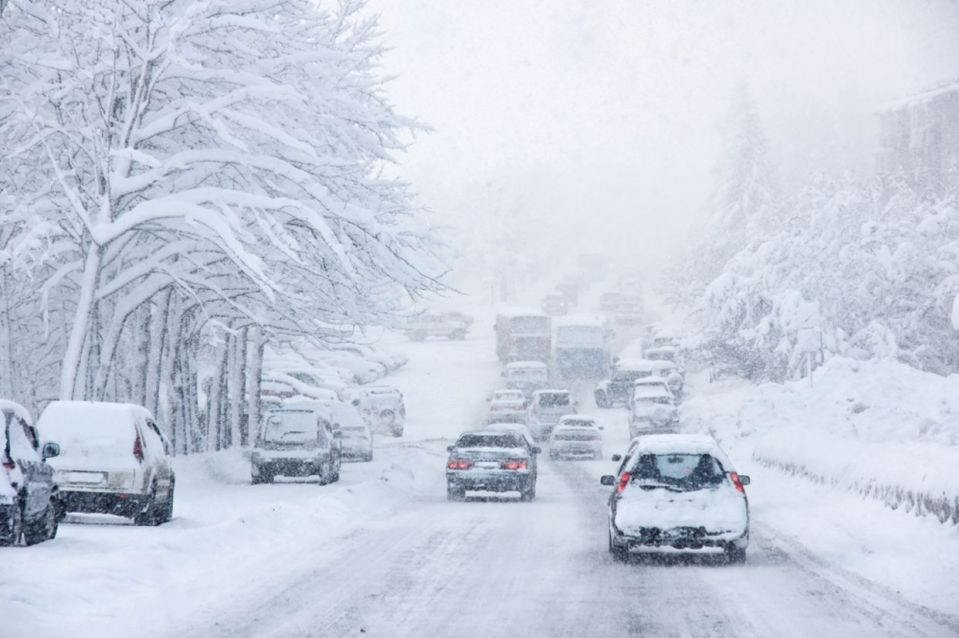 雪路行车打滑真可怕,开电车返乡的人需注意!