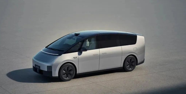 理想MEGA遭遇抹黑风波，到底是谁在暗中操控？