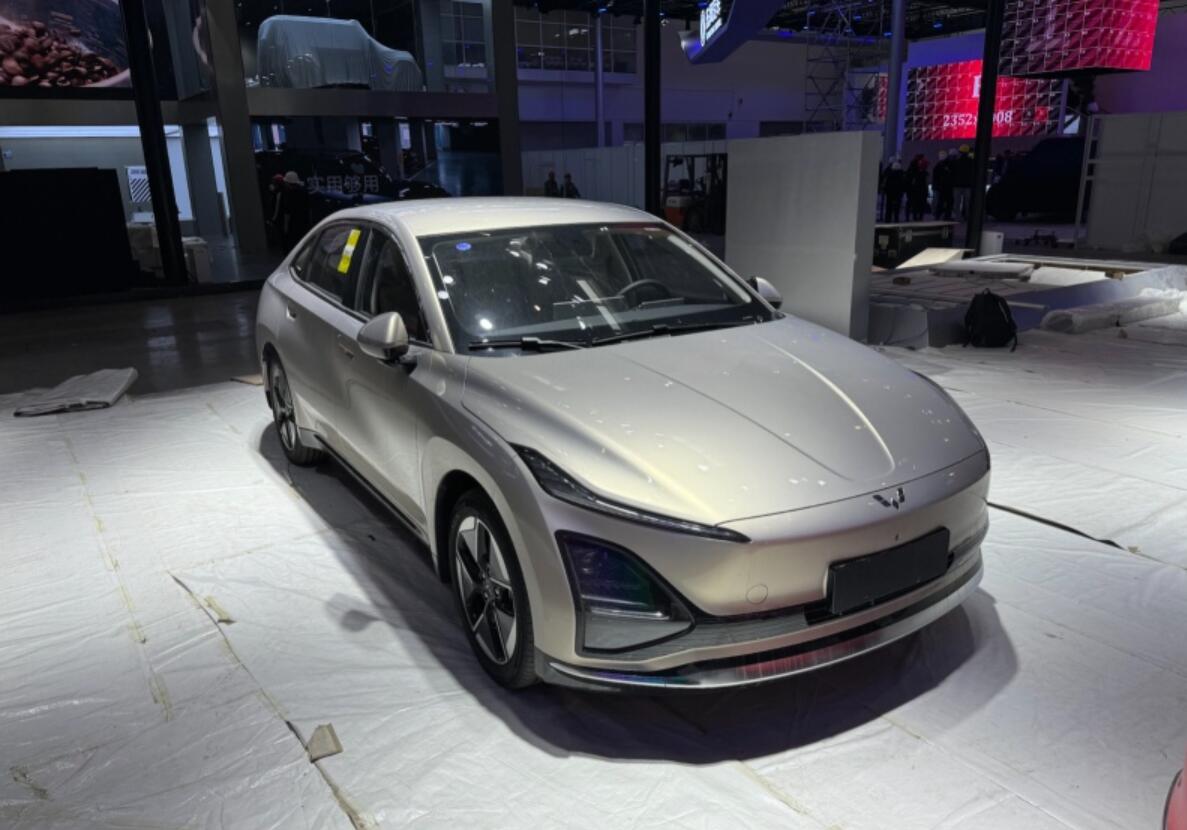 五菱星光插混/纯电双车7.98万元起售,直面秦和海豚