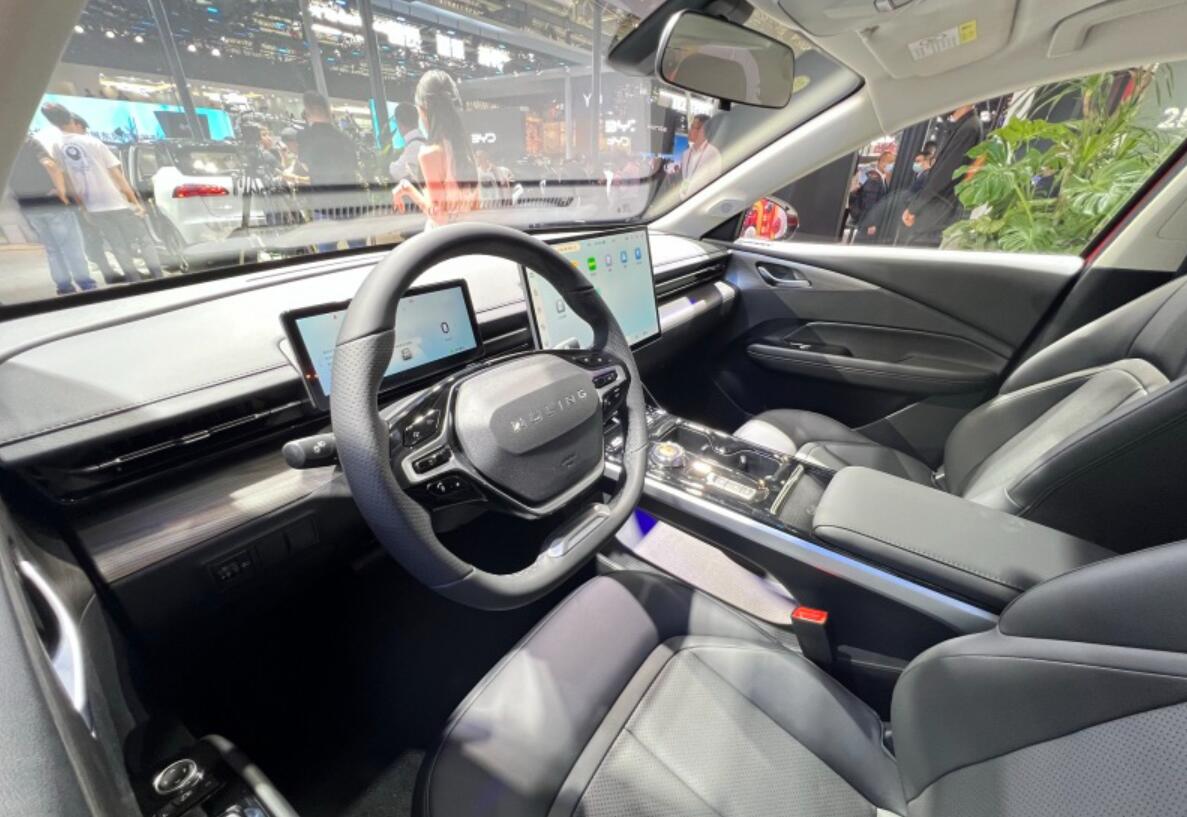 五菱星光插混/纯电双车7.98万元起售,直面秦和海豚