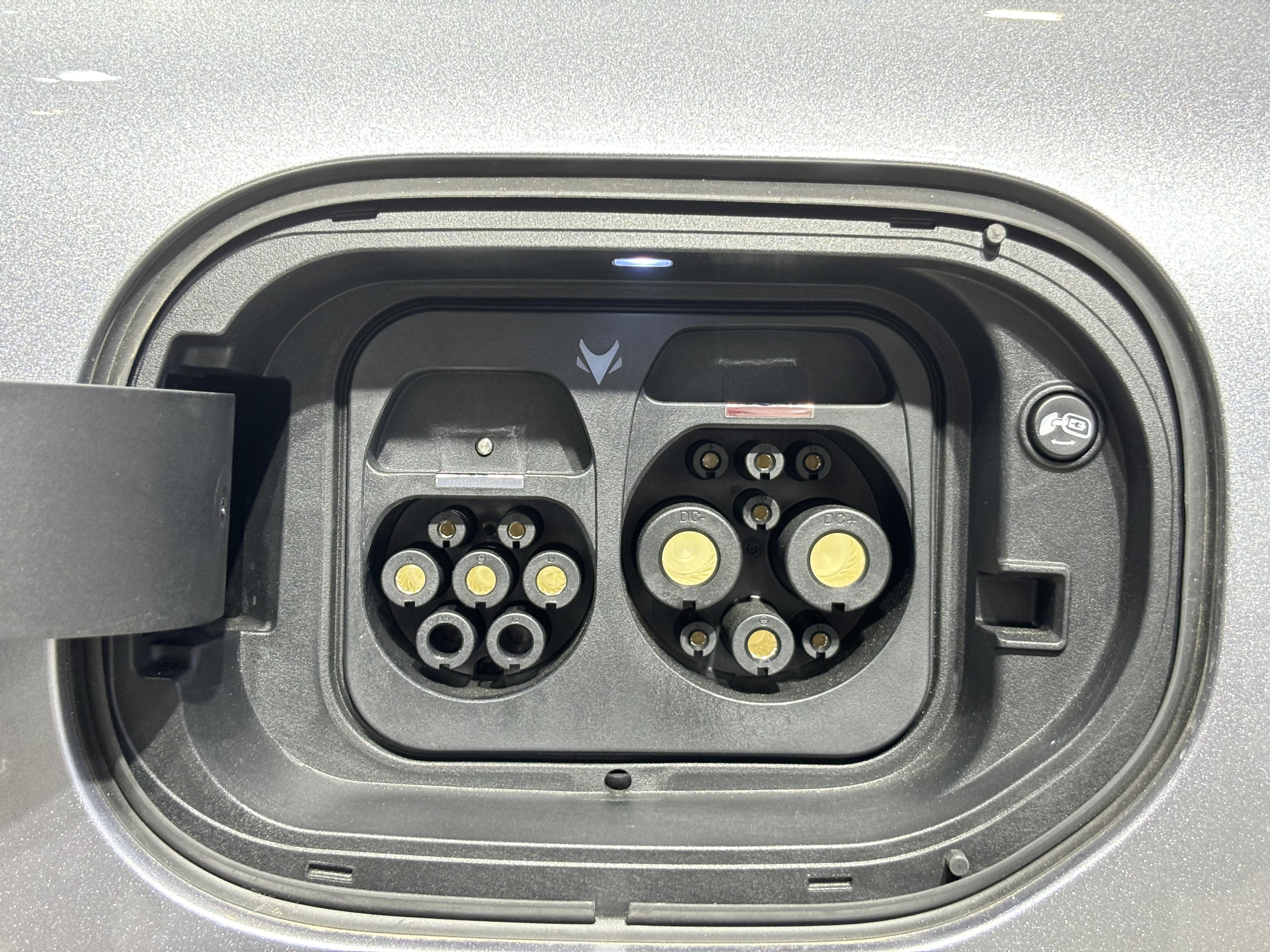 定位高性能纯电轿车，极狐阿尔法S5把百万级豪车的价格打下来？