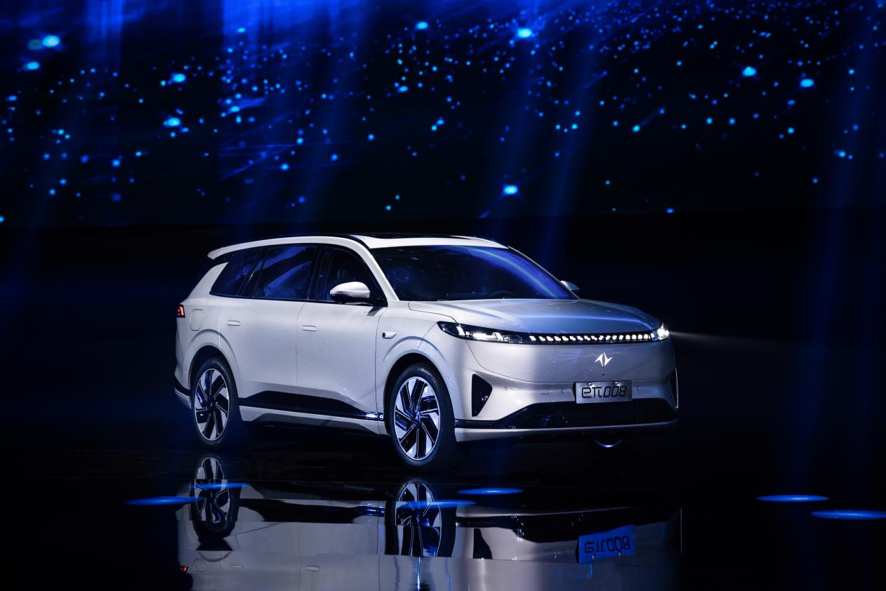 不到20万的大6座SUV：彩电冰箱大沙发都有，奕派eπ008做到了