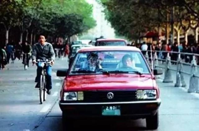 让我们一起回到《你好,李焕英》的时代看看80年代的“情怀”车