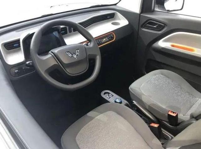 宏光MINI EV对撞老头乐，网友：槽点肯定有，但A柱没弯折