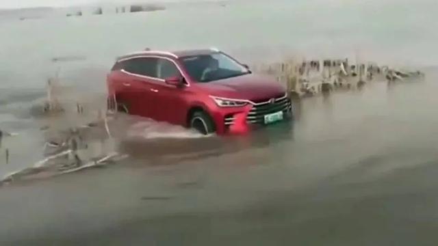 冷知识：强降雨天气，开纯电动车比燃油车更好