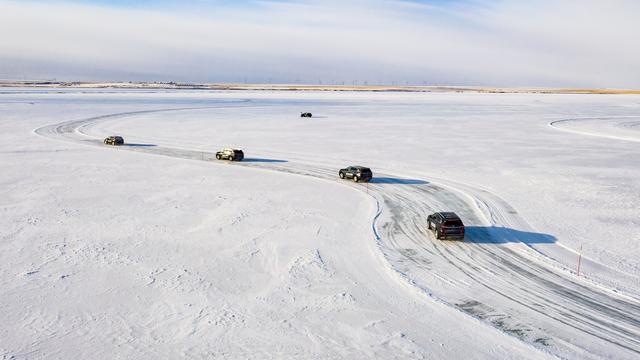 在零下30°的海拉尔，开一台2吨重、5米长的SUV玩漂移是什么体验