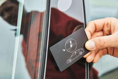 是便利还是圈钱？特斯拉推出1200元实体车钥匙引争议