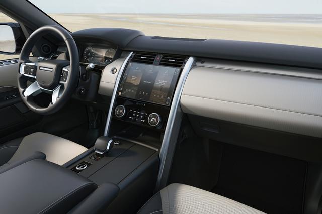 “毁掉”路虎的发现5,终于迎来新款,网友:尾部还不舍得改?