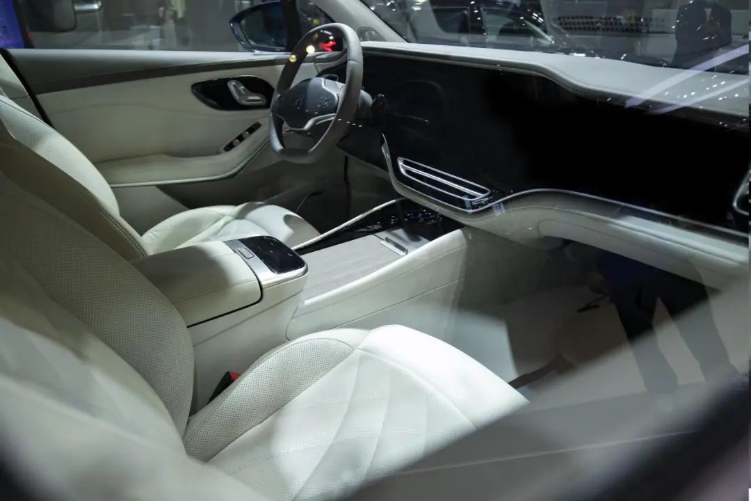 飞凡R7与MARVEL R齐亮相，却被新颖展台设计抢了风头？