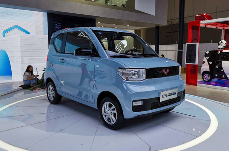 从燃油车到电动车,“神车”称号却依然不变,五菱是如何做到的?