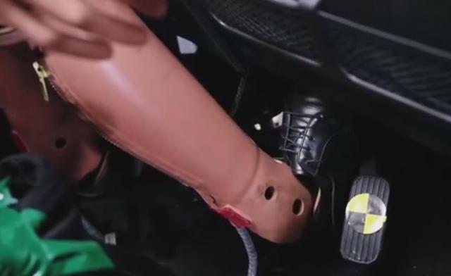 宏光MINI EV对撞老头乐，网友：槽点肯定有，但A柱没弯折