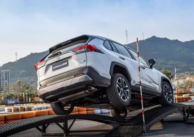 啥？宝马X1和丰田RAV4成了竞争对手？没错，就从X1降价6万多开始